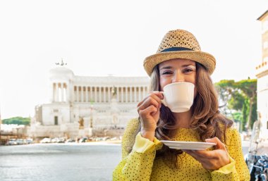 Genç kadın, Roma, İtalya piazza venezia kahve içme