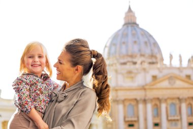 Mutlu anne ve bebek kız basilica di s önünde portresi