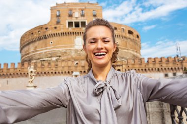 Mutlu genç kadın selfie castel sant'angelo önünde yapma ben