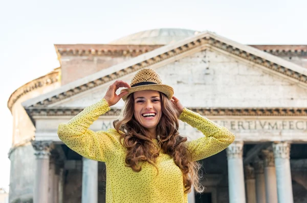 Portret van gelukkige jonge vrouw tegenover het pantheon in rome, ital — Stockfoto