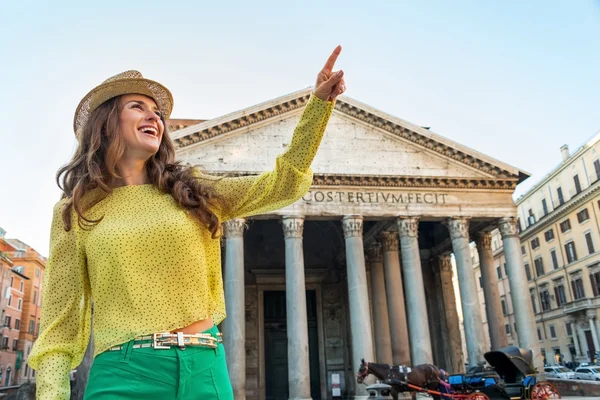 Portret van gelukkige jonge vrouw wijzend voor pantheon in r — Stockfoto