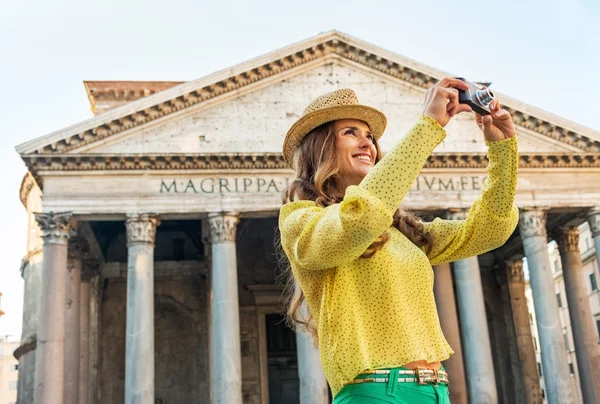 Happy young woman taking photo in front of pantheon in rome, ita — Stock Photo, Image