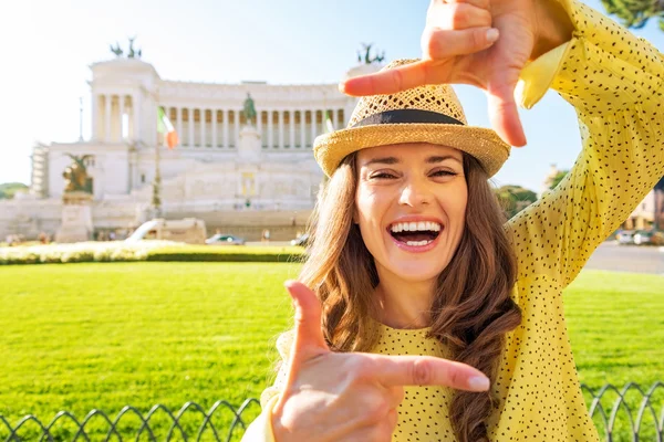 Giovane donna felice che incornicia su piazza venezia a Roma — Foto Stock