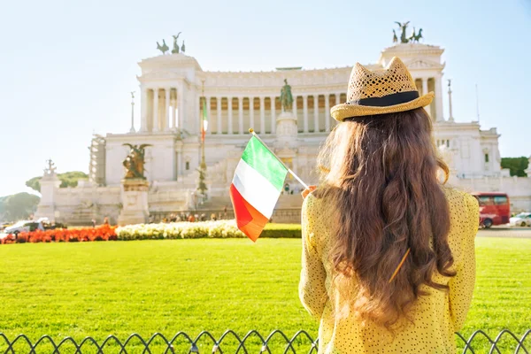 Молодая женщина с итальянским флагом на площади Венеции в Риме, Италия . — стоковое фото
