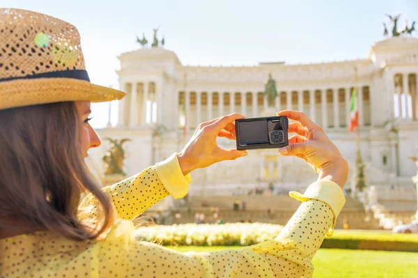 Closeup on young woman taking photo on piazza venezia in rome, i — Stock Photo, Image