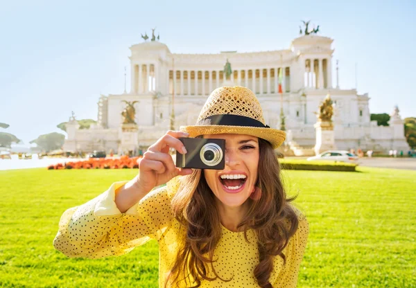 Usměvavá mladá žena s foto na náměstí piazza venezia v Římě, ital — Stock fotografie