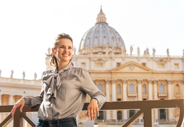 Ritratto di giovane donna felice davanti alla basilica di san pietro — Foto Stock