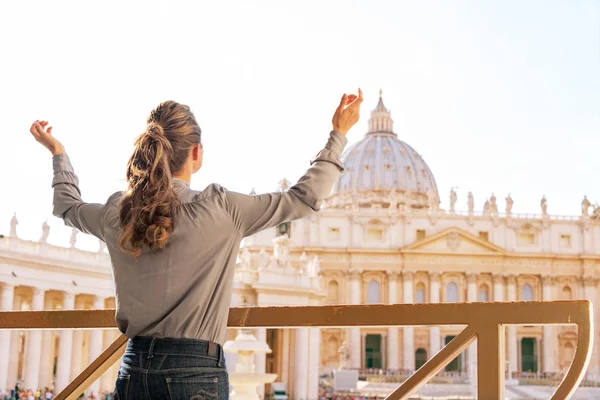 Jonge vrouw vreugde voor basilica di san pietro in vati — Stockfoto