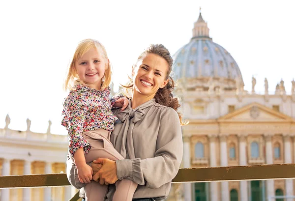 快乐妈妈和宝贝女儿在 v 的圣彼得广场上的肖像 — 图库照片