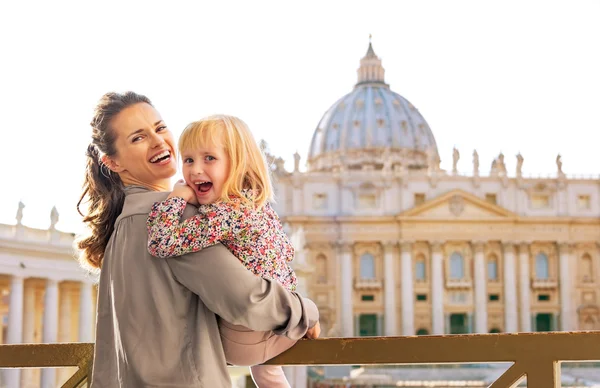 Portræt af glad mor og baby pige foran basilica di s - Stock-foto