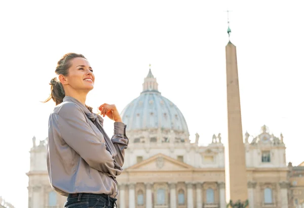 Porträtt av ung kvinna framför basilica di san pietro i va — Stockfoto