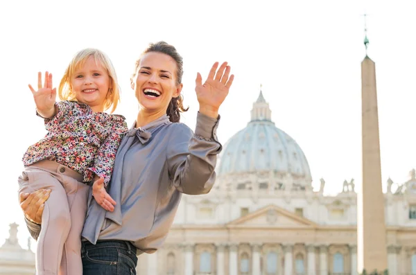 Портрет счастливой матери и девочки, машущей перед базиликом — стоковое фото