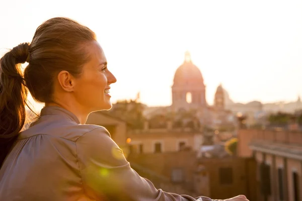 Mujer joven mirando en roma panorama en la puesta del sol — Foto de Stock