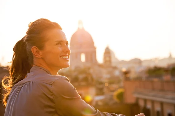 Mujer joven mirando en roma panorama en la puesta del sol —  Fotos de Stock