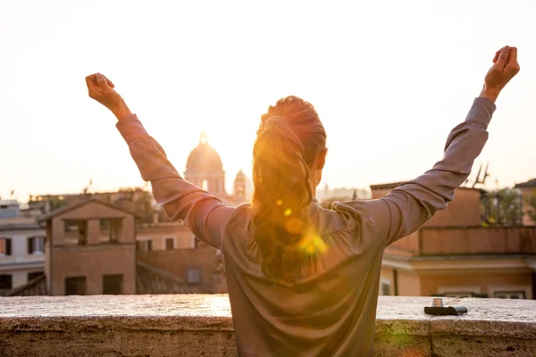 Mladá žena při západu slunce a divokým i jásajícím při pohledu Panorama Řím. Re — Stock fotografie