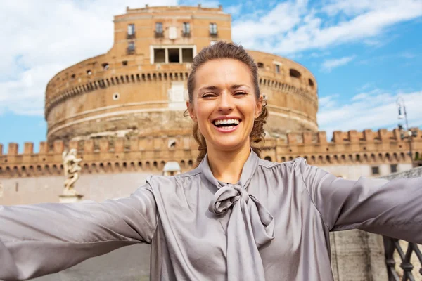 Happy young woman making selfie in front of castel sant'angelo i — Stock Photo, Image