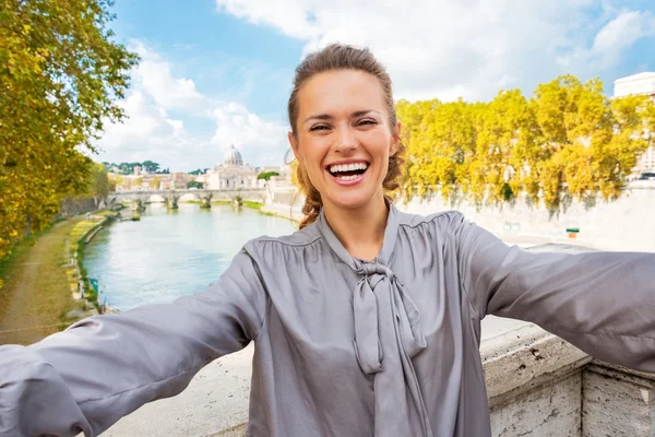 Lachende jonge vrouw maken selfie op brug ponte umberto I met — Stockfoto