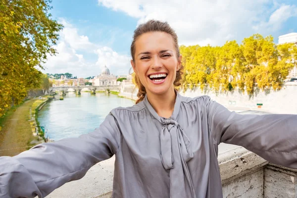 Mosolygó fiatal nő, ami selfie a híd ponte umberto I, — Stock Fotó