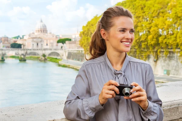 Retrato de mujer joven feliz con cámara de fotos mientras está en el puente — Foto de Stock