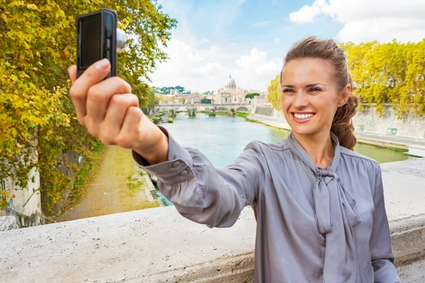 Happy young woman making selfie while on bridge ponte umberto I — Stock Photo, Image