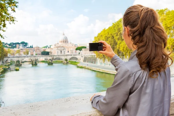 Ung kvinna med bild samtidigt på bron ponte umberto jag med vi — Stockfoto