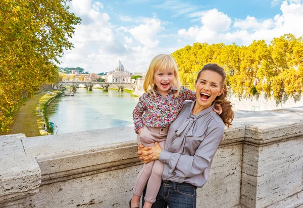 Porträt einer glücklichen Mutter und eines kleinen Mädchens auf der Brücke ponte umberto i — Stockfoto