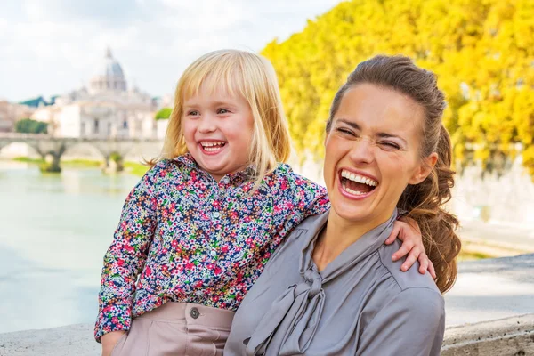 Portret szczęśliwy matka i dziecko dziewczynka na most ponte umberto I — Zdjęcie stockowe