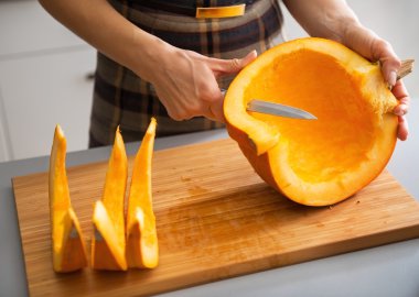 Portre üzerinde genç ev hanımı kesme kabak