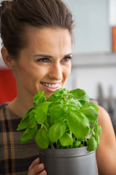 Portrait de jeune femme au foyer heureuse avec du basilic frais — Photo