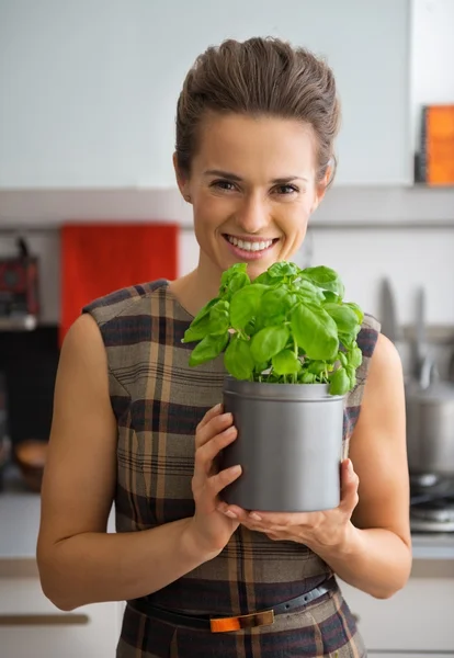 Portrait de jeune femme au foyer heureuse avec du basilic frais — Photo