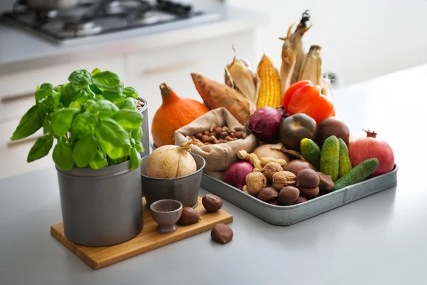 Gros plan sur les légumes frais sur la table — Photo
