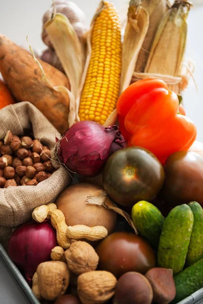 Крупный план на свежих овощах и орехах — стоковое фото