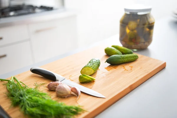 Nahaufnahme von Gurken Knoblauch und Dill auf Schneidebrett — Stockfoto