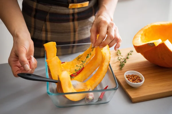 Closeup on young housewife cooking pumpkin — Stock Photo, Image