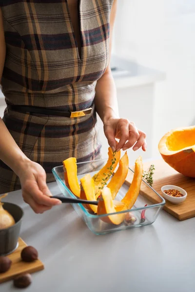 Närbild på ung hemmafru matlagning pumpa — Stockfoto