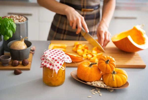 Primer plano de la joven ama de casa cortando calabaza para decapado —  Fotos de Stock