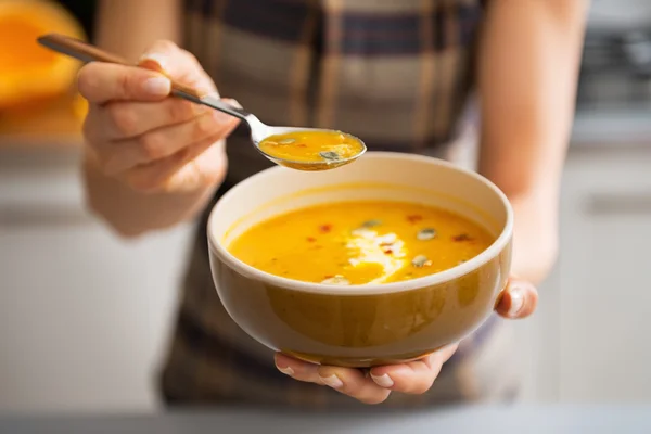 Giovane donna che mostra zuppa di zucca — Foto Stock