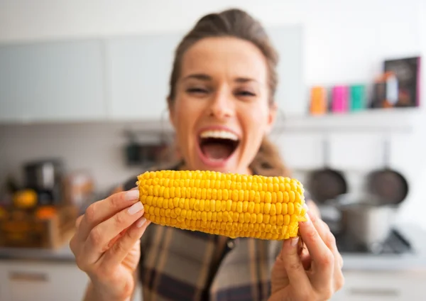 Close-up op jonge vrouw eten gekookt maïs — Stockfoto