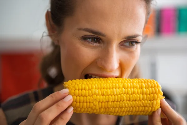 Young woman eating boiled corn — Stock Photo, Image