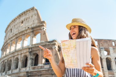Kolezyum, Roma, İtalya önünde harita olan mutlu kadın 