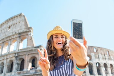 Mutlu genç kadın selfie colosseum önünde Roma'da, yapma ben