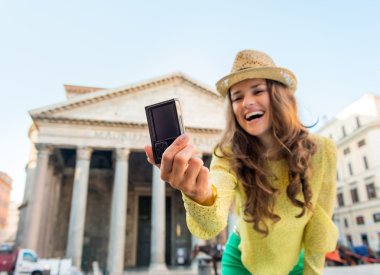 Closeup mutlu genç kadındaki Panteon önünde selfie yapma 
