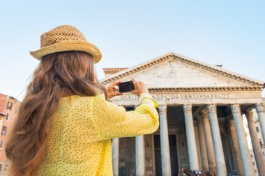 Genç kadın alarak fotoğraf Panteon Roma, İtalya