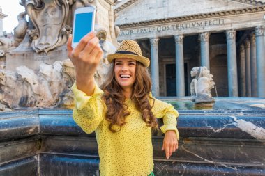 Genç kadın Panteon Roma Çeşmesi yakınındaki selfie yapma,