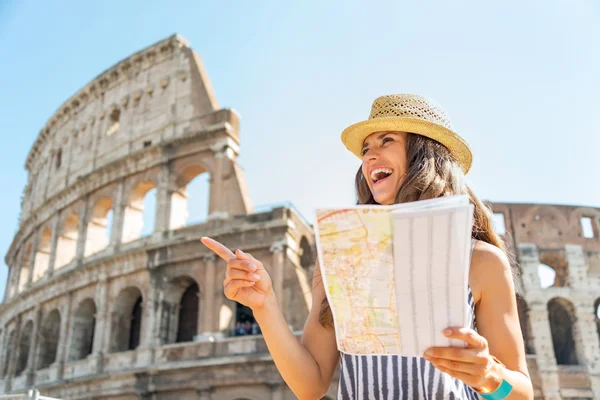 Mujer joven feliz con mapa delante del coliseo en roma, italia — Foto de Stock