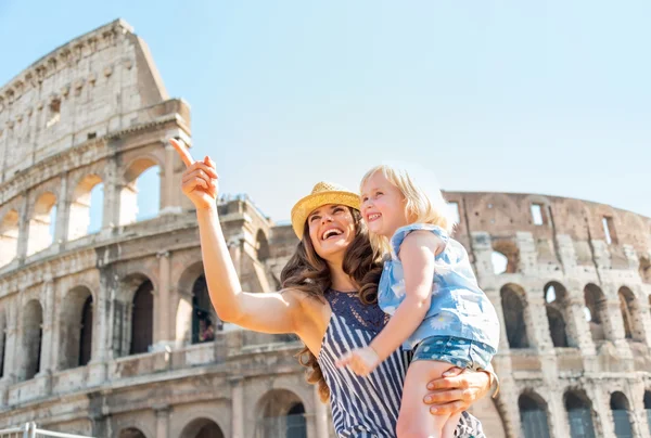 Happy mother and baby girl sightseeing near colosseum in rome, i — Stock Photo, Image