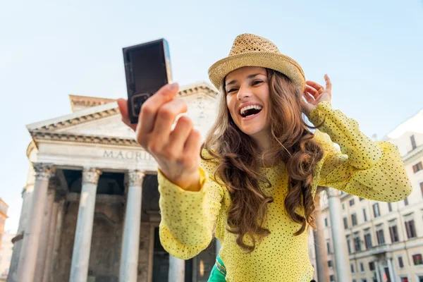Happy young woman making selfie in front of pantheon in rome, it — Stock Photo, Image