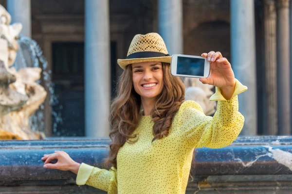 Närbild på ung kvinna att göra selfie nära fontän av panthe — Stockfoto