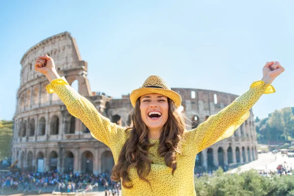 Ritratto di giovane donna felice che gioisce davanti al colosseo in — Foto Stock