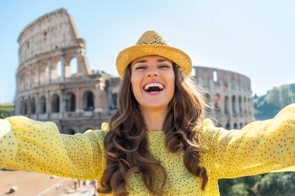 Молодая женщина делает селфи перед Колизеем в Риме, Италия — стоковое фото